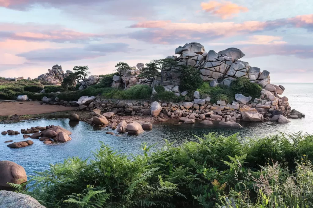 Les Îles Bretonnes : Un Paradis d'Amour pour les Âmes Romantiques