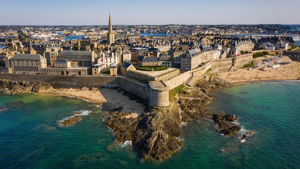 Astuces pour un séjour romantique réussi en Bretagne